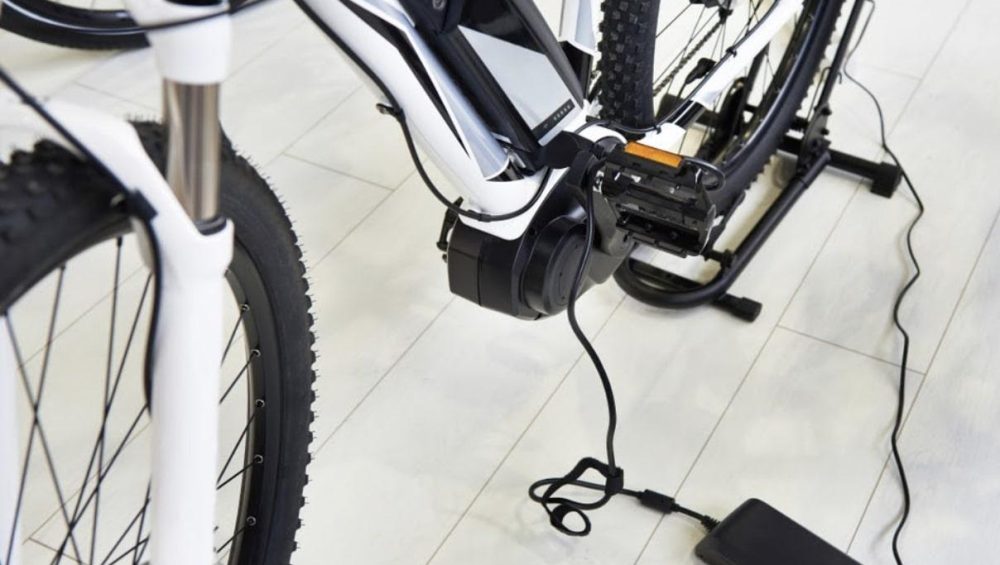 vocaal Weekendtas Dwingend Een elektrische fiets opladen: overzicht kosten en laadtijd